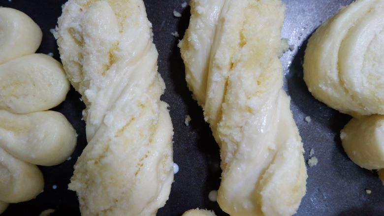 椰蓉面包棒,取出刷鸡蛋液,放入预热180度的烤箱中层,然后转上下火170度,烘烤15分钟左右。上色满意及时盖锡纸