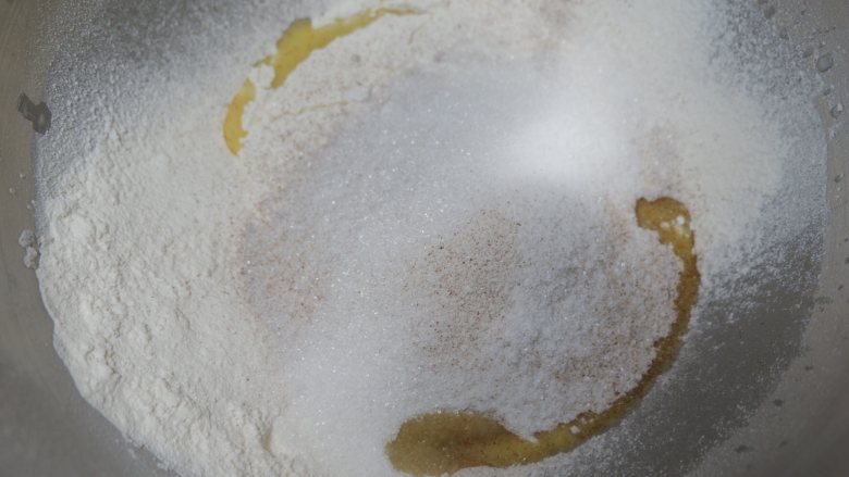 蔓越莓椰蓉面包卷,(除黄油外)的全部材料混合。厨师机1-2档切换,将面团揉至扩展状态