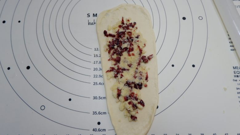 蔓越莓椰蓉面包卷,均匀涂抹好椰蓉馅，上端2CM处留出不抹
