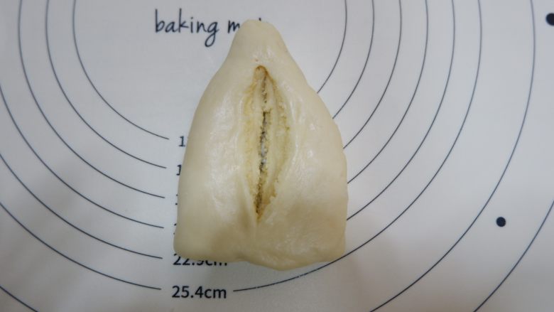 叶子椰蓉面包,用小刀在当中切一刀，注意别切断两头。