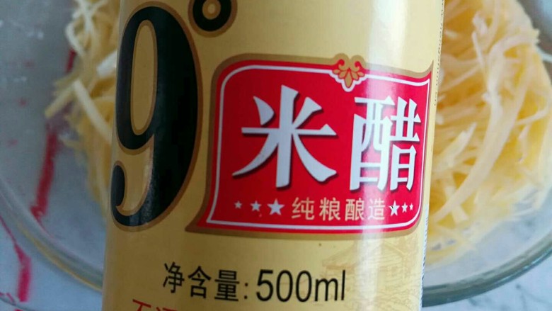炝拌土豆丝,加入醋,<a style='color:red;display:inline-block;' href='/shicai/ 793'>米醋</a>,白醋都可以但不要用陈醋哟。