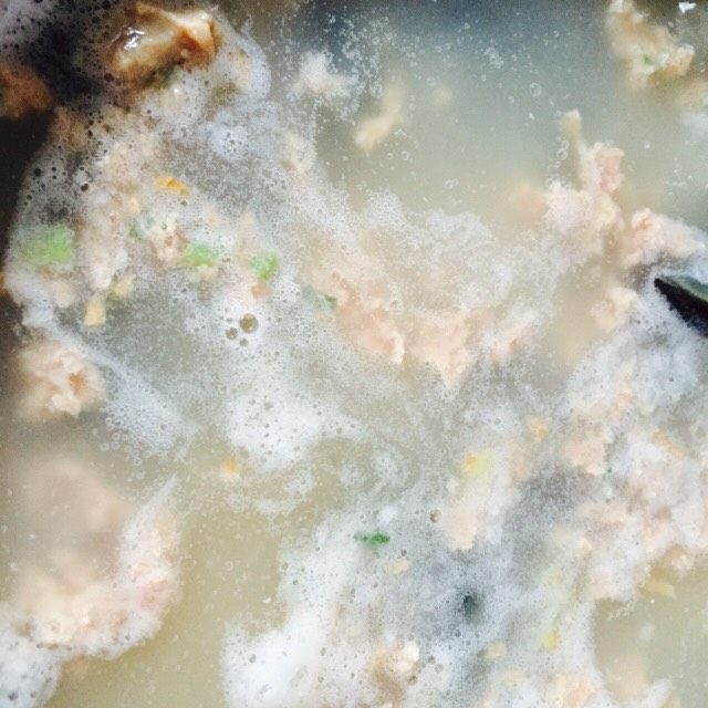 皮蛋瘦肉粥,再放入皮蛋搅拌均匀,煮3一5分钟即可