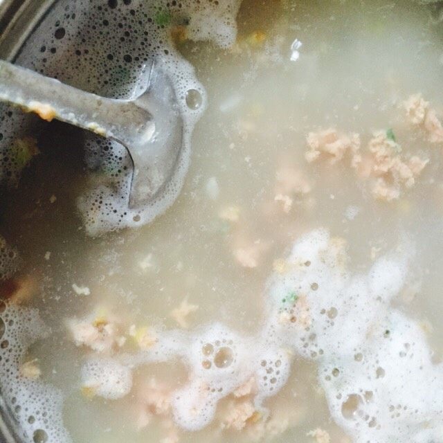 皮蛋瘦肉粥,煮至大米快熟时,放入肉末搅拌均匀