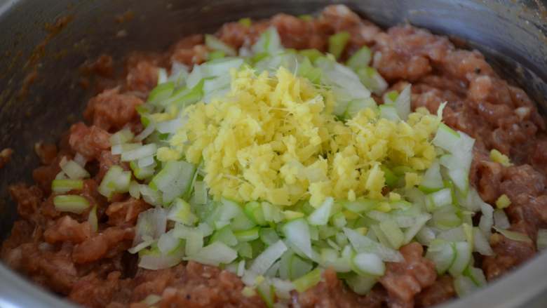 冰花水煎包,加入肉馅内。