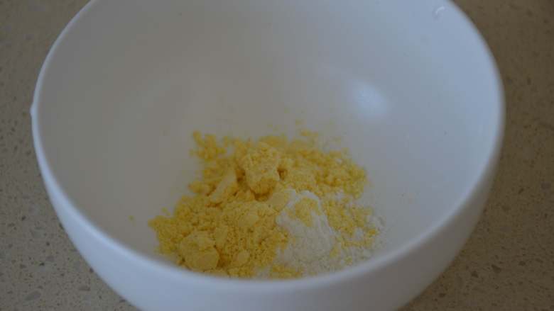 冰花水煎包,3g玉米面加3g面粉放碗内。