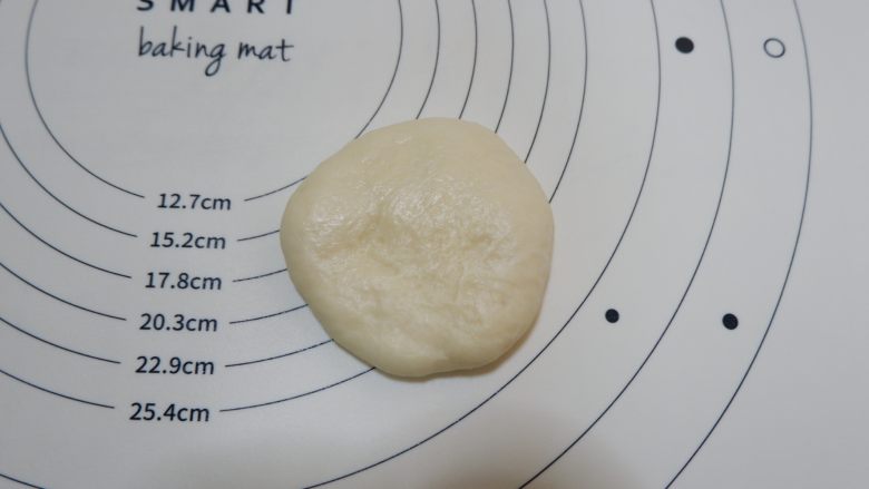 千椰蓉面包,取一份面团压扁