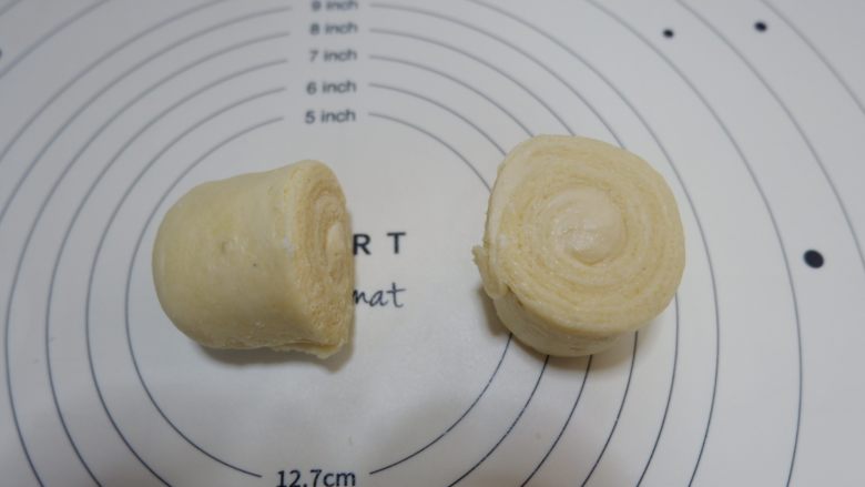 千椰蓉面包,取一分面团，从中间切断。分成2个。