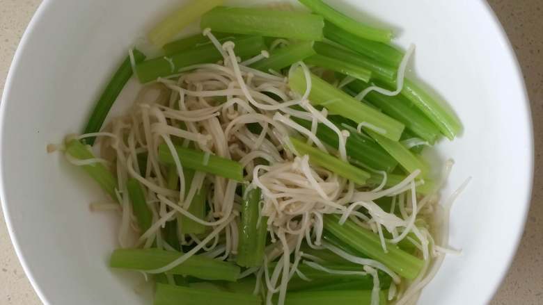 毛血旺,放大盆内备用,盆要够大,最后要盛下所有食材。
