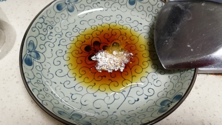 有眼不识金镶玉,放入水,味极鲜,<a style='color:red;display:inline-block;' href='/shicai/ 3777'>红薯淀粉</a>,盐,拌匀