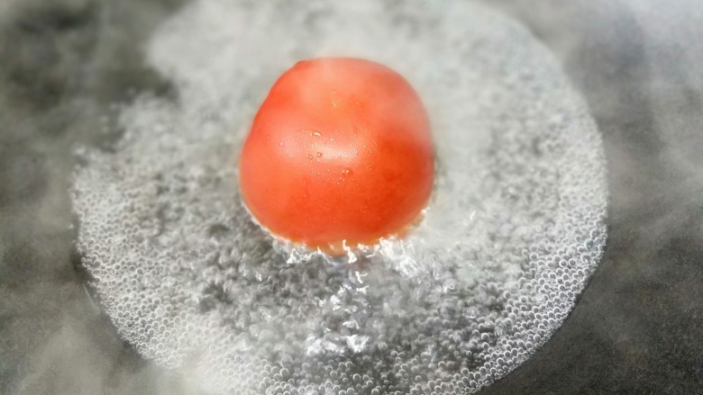 西红柿海角面,锅里水烧开放入<a style='color:red;display:inline-block;' href='/shicai/ 3551'>西红柿</a>烫一会儿