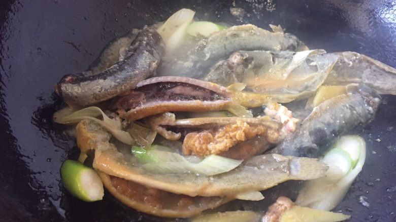 泥鳅炖豆腐,煸炒没有水气哦,也可以煎至到泥鳅金黄