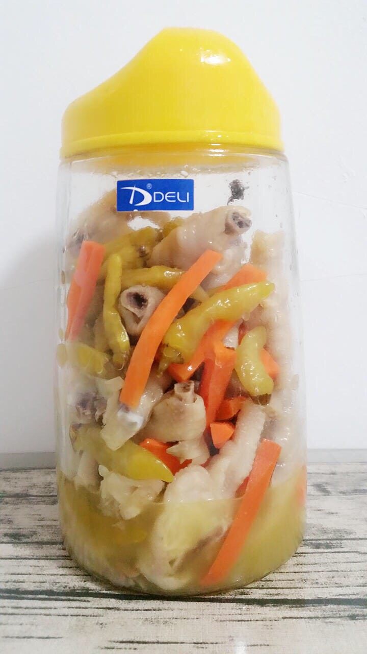 冬天宅在家里，你需要这样的泡椒凤爪（图文教程）。,腌制泡椒凤爪。

将事先准备好的密封罐清洗干净，用开水烫一遍，然后晾干，将步骤4中的泡椒凤爪和调料全部倒入密封罐内，拧紧密封罐口，放冰箱内静置一夜，取出即可食用。