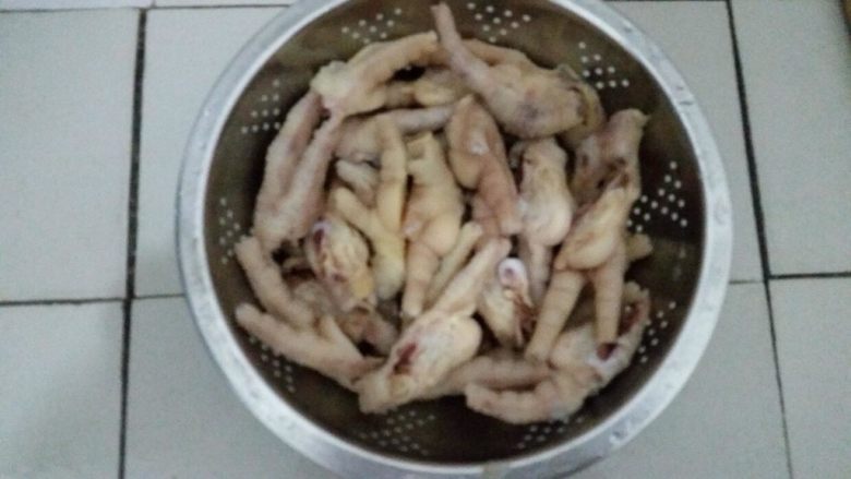 冬天宅在家里，你需要这样的泡椒凤爪（图文教程）。,冲洗并处理鸡爪。

鸡爪煮熟以后，用凉水冲洗，多冲洗几遍，能增加鸡爪的弹性，然后去掉指甲，将鸡爪从中间切开，以便更好的入味。