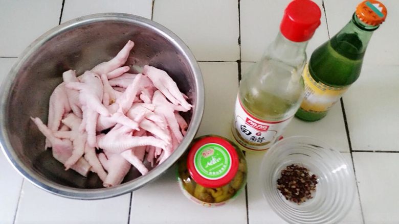 冬天宅在家里，你需要这样的泡椒凤爪（图文教程）。,食材准备。

好吃的<a style='color:red;display:inline-block;' href='/shicai/ 703'>泡椒</a>凤爪，需要准备：新鲜鸡爪，<a style='color:red;display:inline-block;' href='/shicai/ 703'>泡椒</a>，<a style='color:red;display:inline-block;' href='/shicai/ 700'>花椒</a>，<a style='color:red;display:inline-block;' href='/shicai/ 715'>白醋</a>，<a style='color:red;display:inline-block;' href='/shicai/ 718'>料酒</a>。