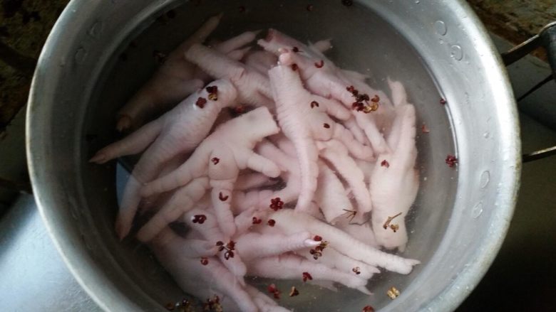 冬天宅在家里，你需要这样的泡椒凤爪（图文教程）。,煮鸡爪。

锅内加适量水至漫过鸡爪，加入花椒，料酒去腥味。水开以后再煮10分钟左右。煮至鸡爪熟而不烂的程度即可，如果煮的时间太长，泡脚凤爪弹性就不强了。