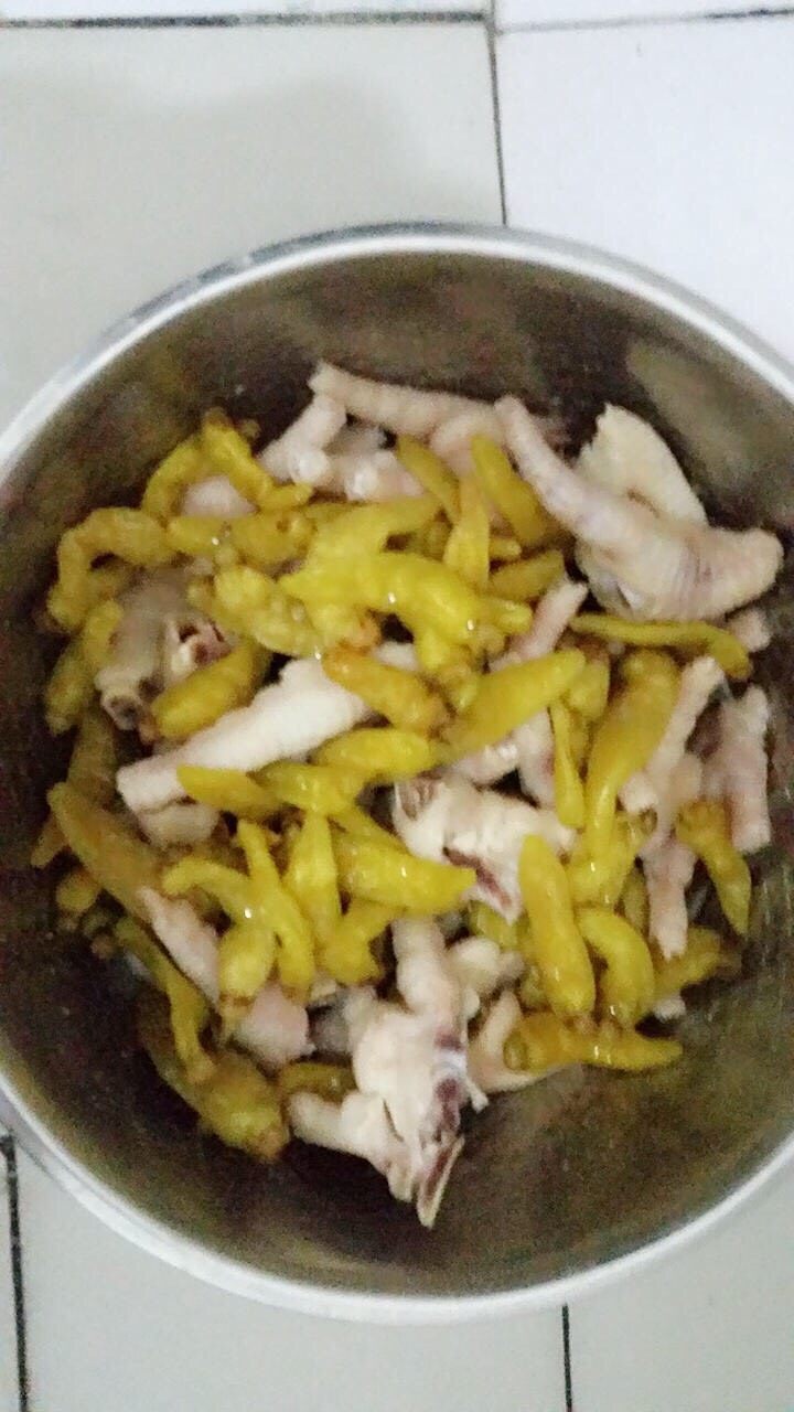 冬天宅在家里，你需要这样的泡椒凤爪（图文教程）。,加入调料。

将处理好的鸡爪放入盆内，倒入泡椒，白醋，放适量食盐，搅拌均匀。

如果喜欢吃蔬菜，也可加入适量切好的蔬菜和凤爪一起泡。

我这次加了一些胡萝卜条。