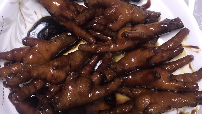 可乐鸡爪😄,大火煮沸，小火慢煮，收汁即可！