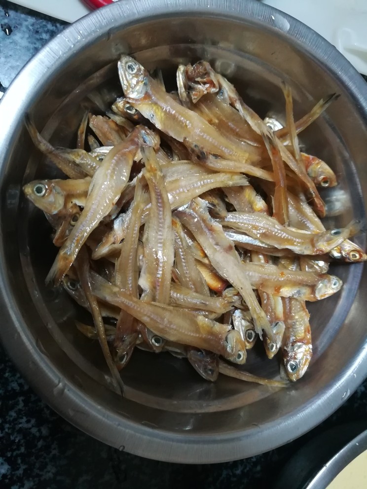 黄澄澄,香酥可口的白公鱼干,白公鱼干用清水浸泡一两分钟后淘洗,这样可以把表面的一些脏东西等洗掉。
一定要多淘洗几遍,等滗出来的水是干净的才算洗好。
