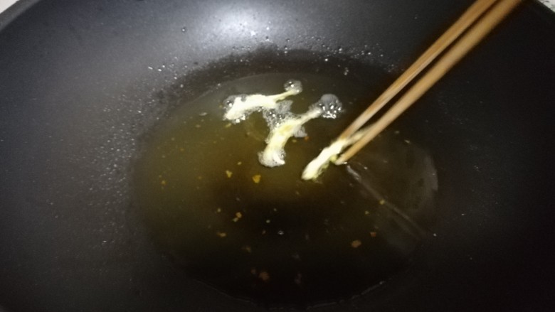 黄澄澄,香酥可口的白公鱼干,油5、6分热后,用筷子一根根地放下裹了面糊糊的白公鱼干。
这里注意两点:第一,油不能太热,不然一下锅就黑了,不能吃了;第二,必须一根根地下,不能贪图方便,不然就全部粘在一起啦。