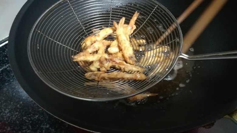 黄澄澄,香酥可口的白公鱼干,看到白公鱼干成型后,即可捞起沥干,控油
