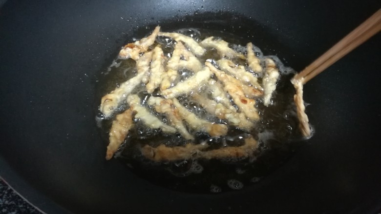 黄澄澄,香酥可口的白公鱼干,看,油锅里的白公鱼干,正发出诱人的“滋滋滋”响。