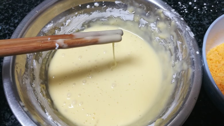 黄澄澄,香酥可口的白公鱼干,搅拌,搅拌,搅拌到筷子可以提起来,看到挂糊就好了。