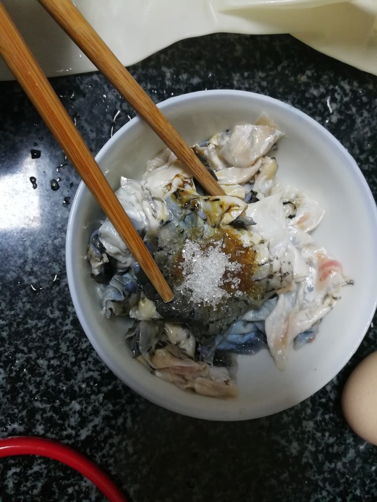 好吃到你无法想象的油炸鱼皮,用筷子搅拌,然后让它腌制一会儿