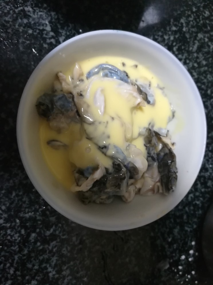 好吃到你无法想象的油炸鱼皮,把蛋糊糊倒进鱼皮里面,继续搅拌
