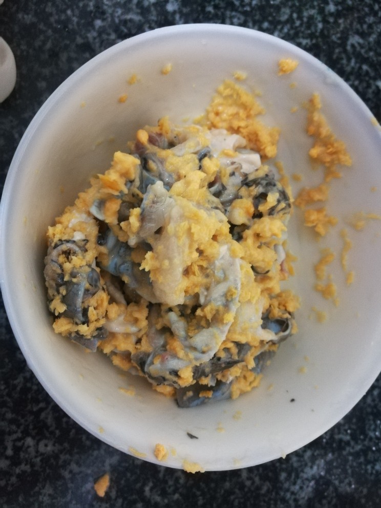 好吃到你无法想象的油炸鱼皮,搅拌好的,有点干爽的样子,不然油炸会团在一起哦,很难熟透