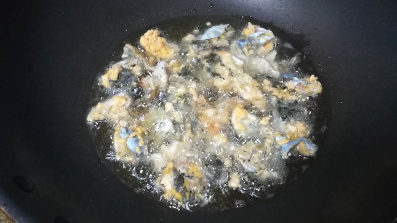 好吃到你无法想象的油炸鱼皮,油有5、6分热后,就可以下锅油炸。
记得,要一块块地下,不然会粘连一起哦。