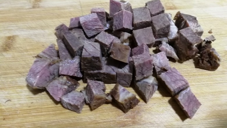 咖喱牛肉土豆饭,牛肉切成小方块,