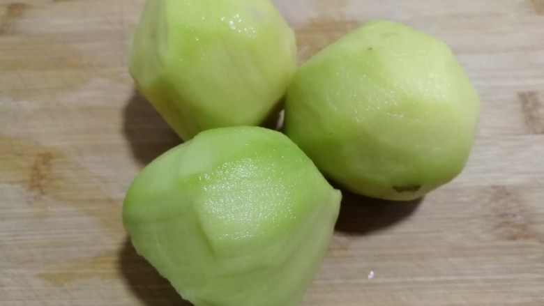 咖喱牛肉土豆饭,<a style='color:red;display:inline-block;' href='/shicai/ 23'>土豆</a>去皮洗干净,