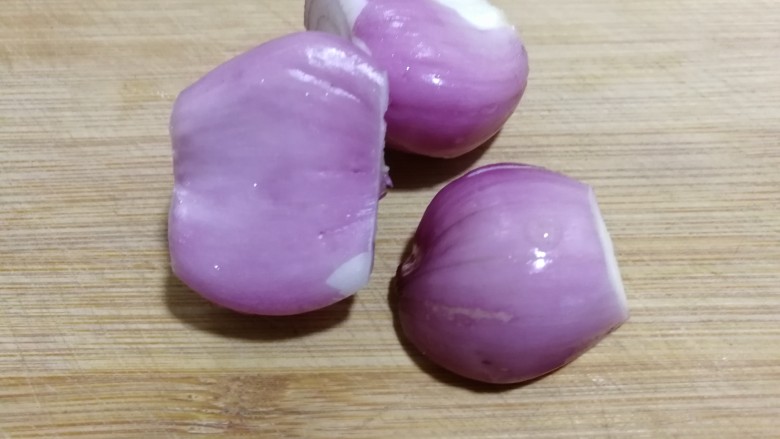 咖喱牛肉土豆饭,小毛葱去皮洗干净,