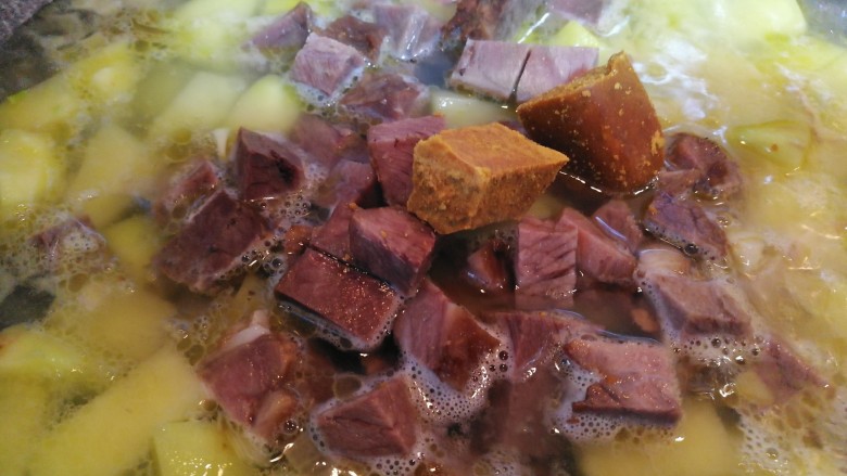 咖喱牛肉土豆饭,两块咖喱块放入,