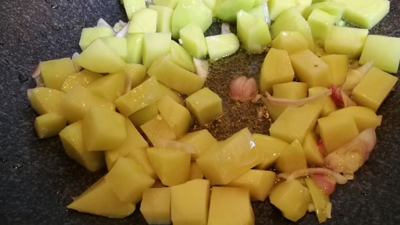 咖喱牛肉土豆饭,炒一会儿,