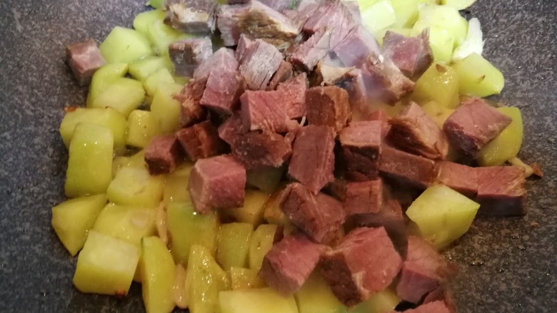 咖喱牛肉土豆饭,放入切好的牛肉块,
