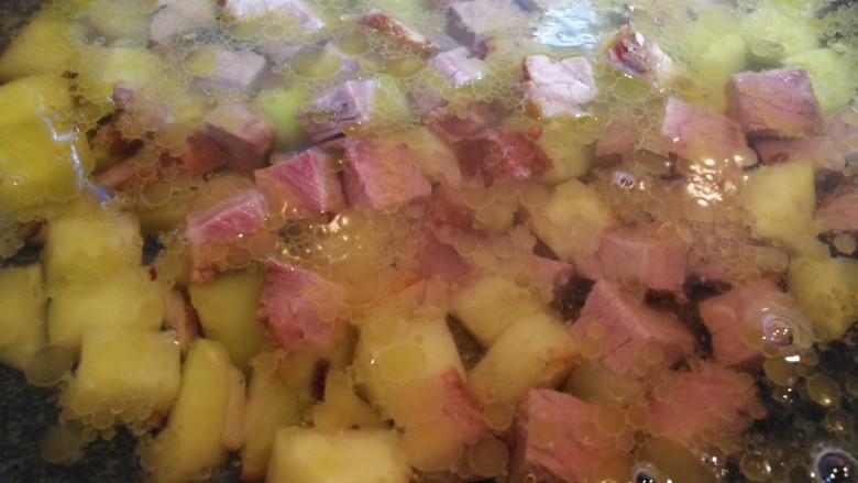 咖喱牛肉土豆饭,添水,喜欢汤多一点,就添多一些水。