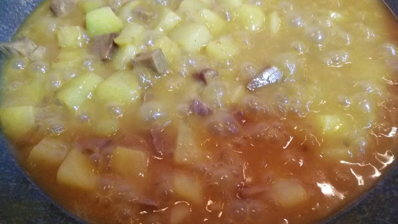 咖喱牛肉土豆饭,咖喱块融化在汤里,土豆炖熟,汤汁炖至微稠状,