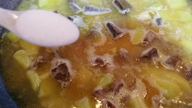 咖喱牛肉土豆饭,在放入一小勺盐,中火炖十分钟左右。