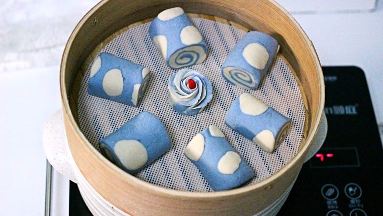 地中海风情之(蓝天白云)双色馒头,蒸笼锅里加入适量清水、上面放上做好的双色馒头生胚
