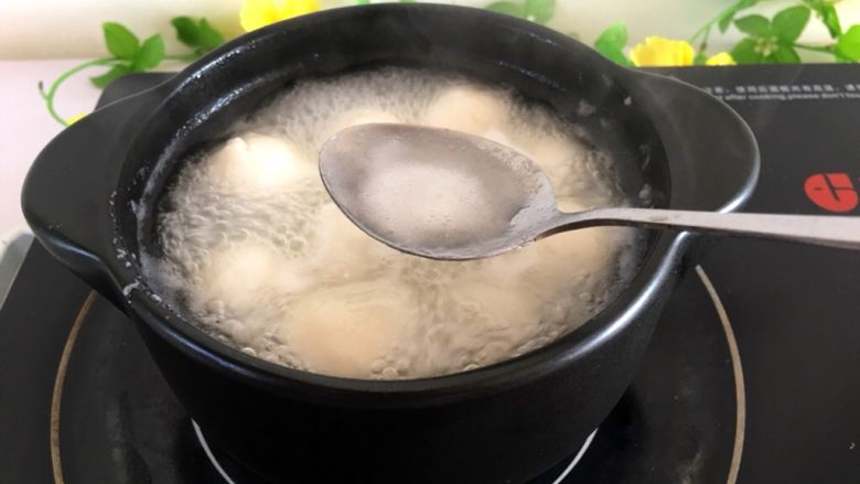 早餐系列之玫瑰花鸡蛋酒酿汤圆,煮开后,汤圆浮起来用勺子去泡沫