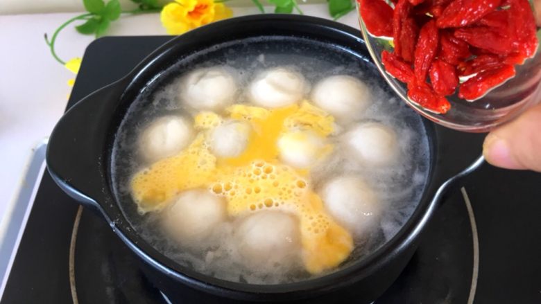 早餐系列之玫瑰花鸡蛋酒酿汤圆,苟记用水浸泡一会,水到掉,将苟记放入煲中