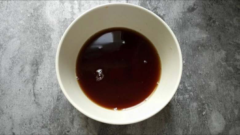 糖醋煎花菇,准备碗汁:<a style='color:red;display:inline-block;' href='/shicai/ 10588'>糖</a>、醋(比例2:1)、蚝油或海鲜酱、盐,调匀