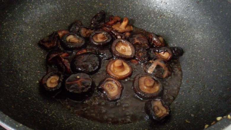 糖醋煎花菇,葱姜蒜爆香捞出,