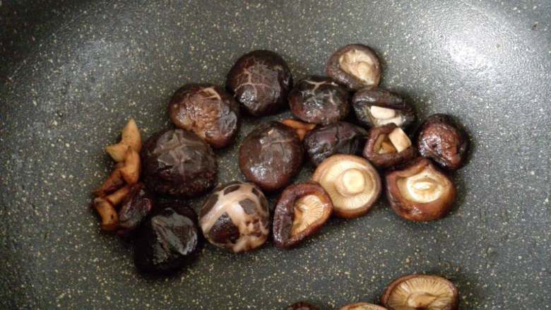 糖醋煎花菇,转小火熬,观察泡泡变化,待能微微出细丝,汁完全变稠,能完全包裹花菇,