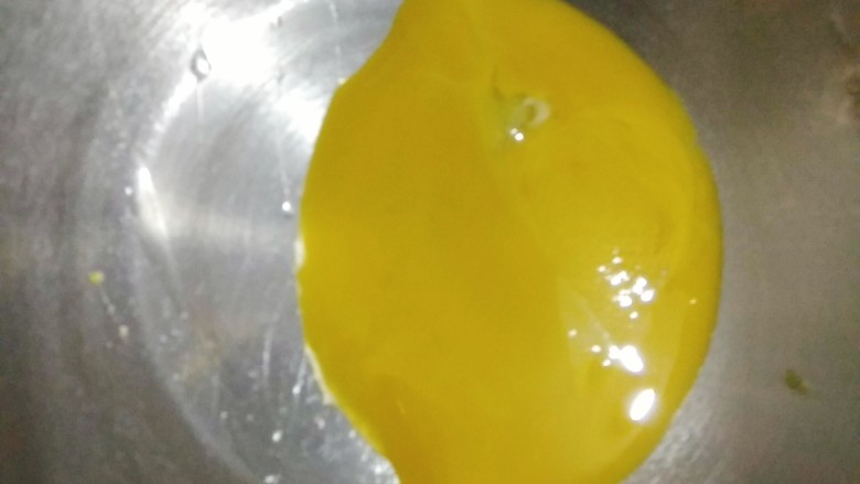 网红脏脏蛋糕~~安安原创食谱,等待戚风晾凉的时间,我们做夹心内陷,夹心用蛋黄入在打蛋盆里;
