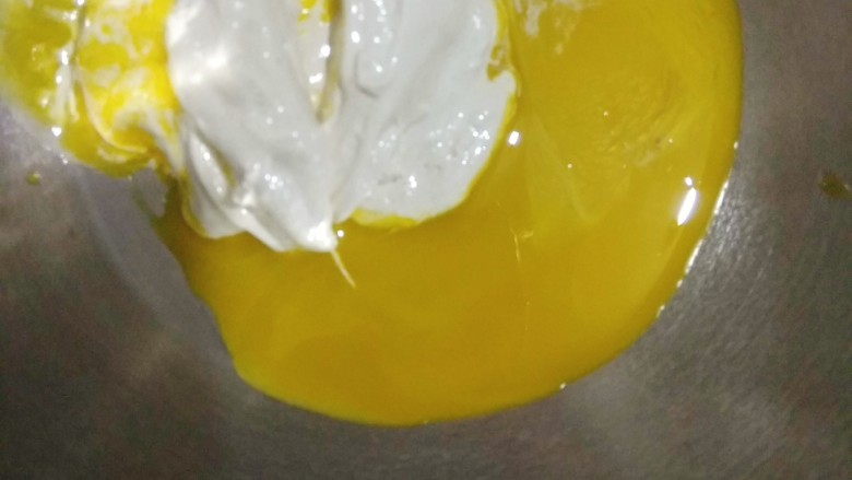 网红脏脏蛋糕~~安安原创食谱,加入夹心用fluff,用电动打蛋器低速打发;