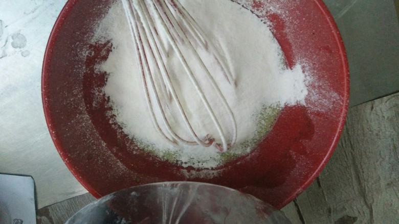 菠菜蛋糕卷,再筛入低筋粉,一字搅拌