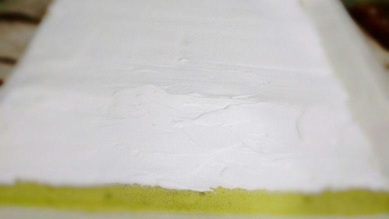 菠菜蛋糕卷,抹平奶油,靠进身体的这面要抹高点,末尾抹少点