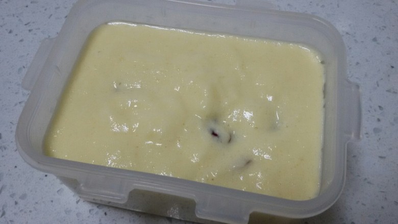 山药蔓越梅鸡蛋糕,容器中抹一层薄薄的油,倒入打好的山药糊糊。